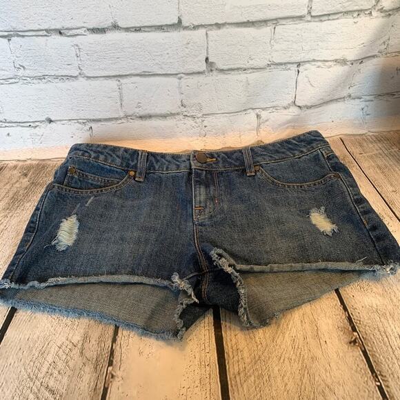 HARPER Junior’s Medium Wash Cut-Off Jean Shorts / Size: 9 - Picture 1 of 8